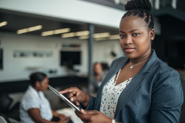 Mulher negra na liderança: racismo impede ascensão nas empresas